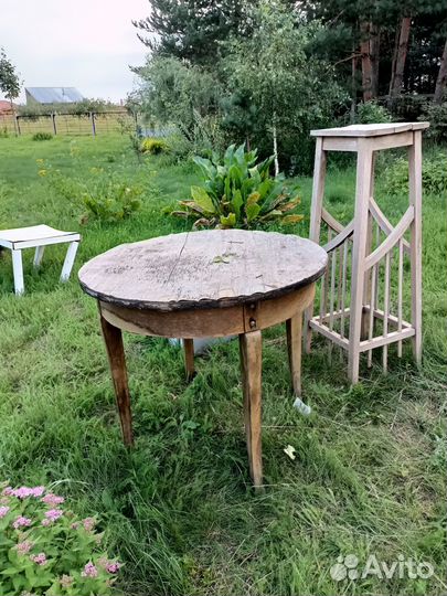 Круглый антикварный стол