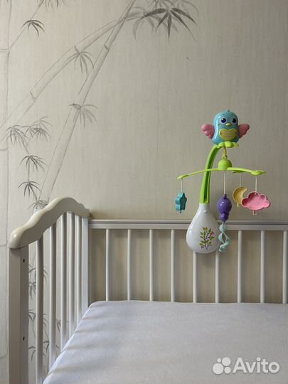 Детская кроватка с маятником