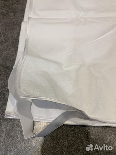 Наматрасник на кроватку с резинками на углах