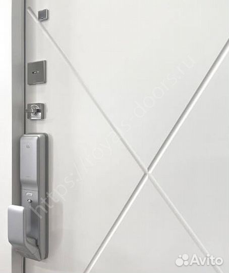 Входная дверь с электромеханическим замком