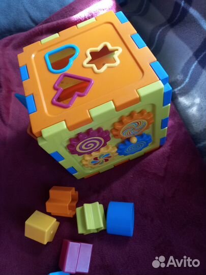 Развивающий кубик сортер