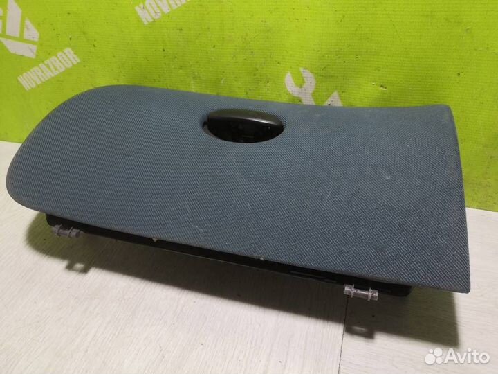 Крышка (дверца) бардачка Пежо 206