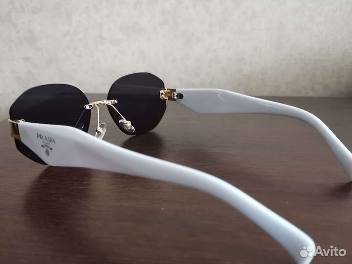 Солнцезащитные очки женские prada