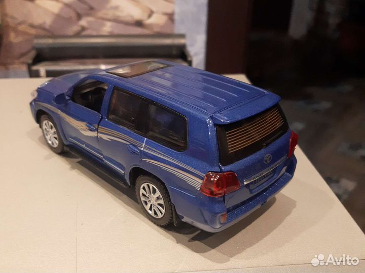 Toyota Land Сruiser 200 1:32