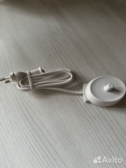 Электрическая зубная щетка oral b