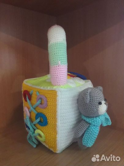 Вязаный развивающий кубик