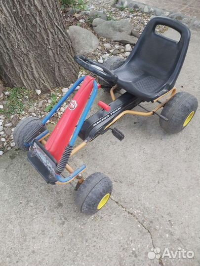 Машина для детей на педалях