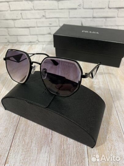 Солнцезащитные очки Prada
