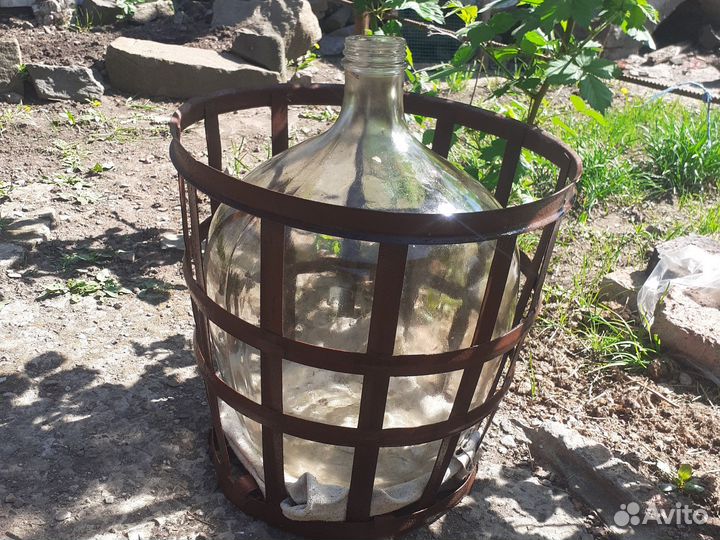 Бутыль стеклянная с корзиной