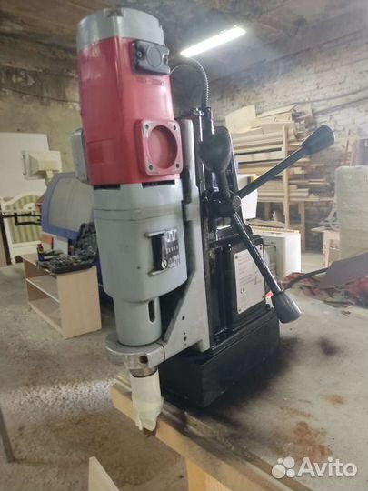 Дрель на станине с электромагнитным основанием