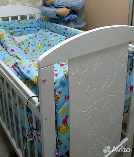 Детская кроватка с продольным маятником