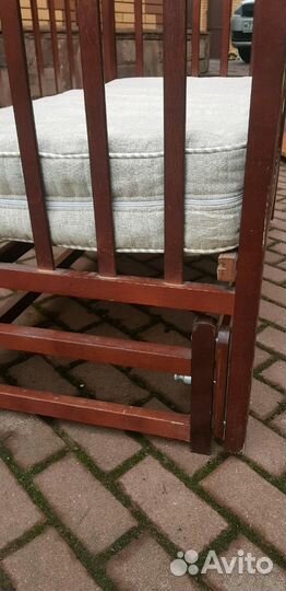 Детская кроватка - дерево