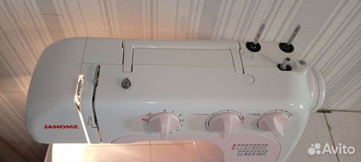 Швейная машина Janome