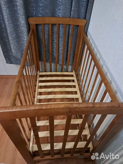 Детская кроватка с маятником