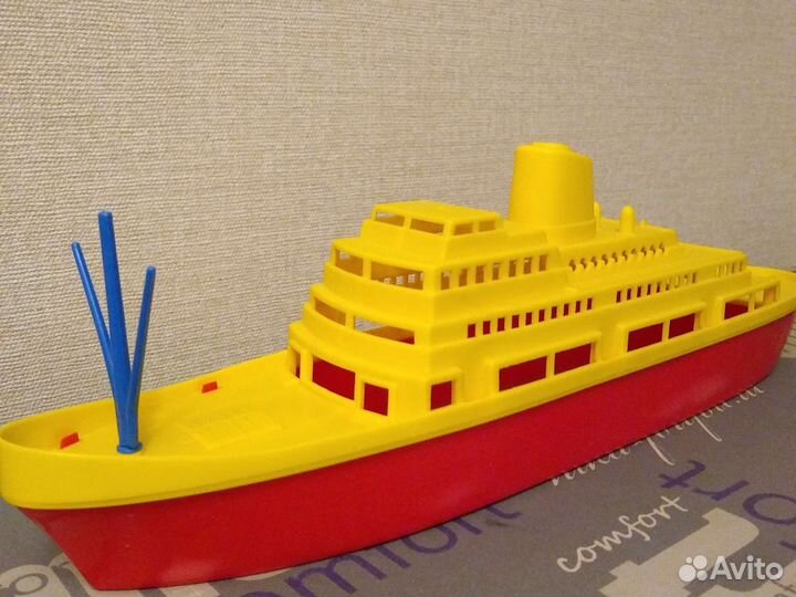 Грузовик и корабль, пианино