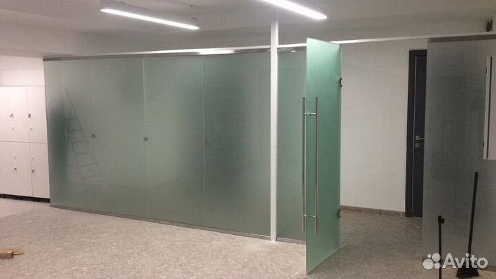 Стеклянная перегородка