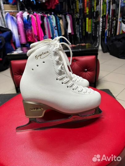 Фигурные коньки Overtute p-200