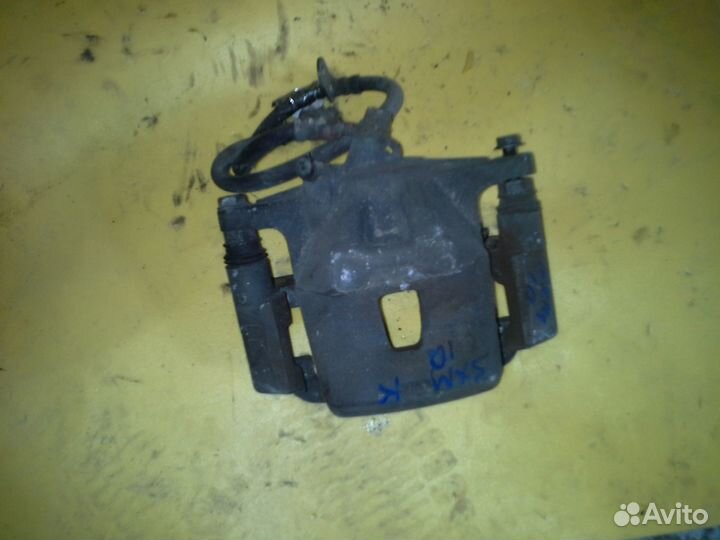 Суппорт передний правый на toyota ipsum SXM10