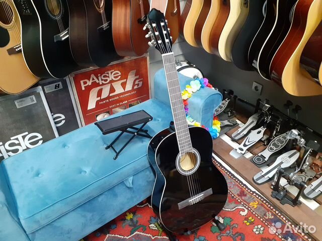 Классическая гитара с подставкой под ногу