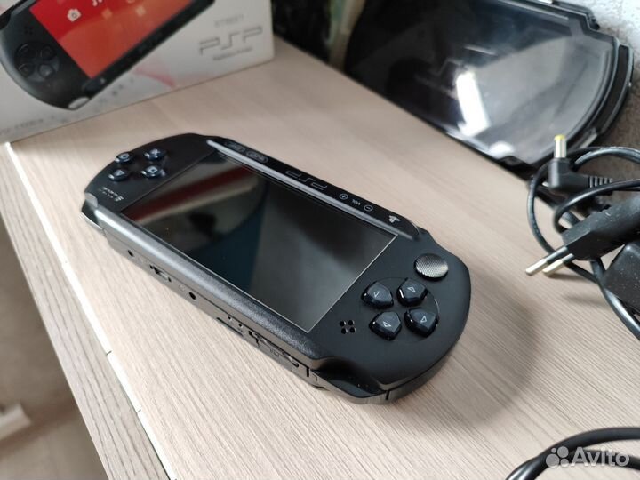 PSP E1008 street идеальное состояние/16гб/250+ игр