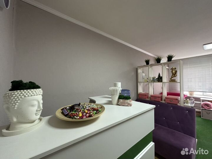 Ресепшен с зеркалом