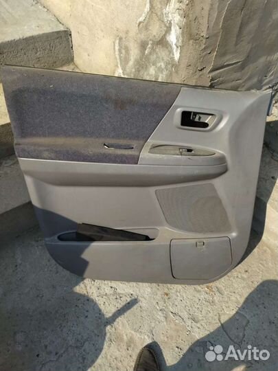 Обшивка двери Noah Voxi 2002 г передняя левая