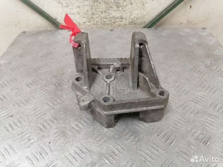 Кронштейн двс Renault Master