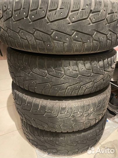 Зимние шипованные колеса в сборе с колпаками