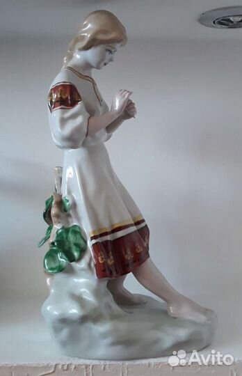 Фарфоровая статуэтка Гадание на ромашки
