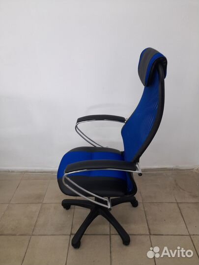 Компьютерное кресло синее. С подлокотниками