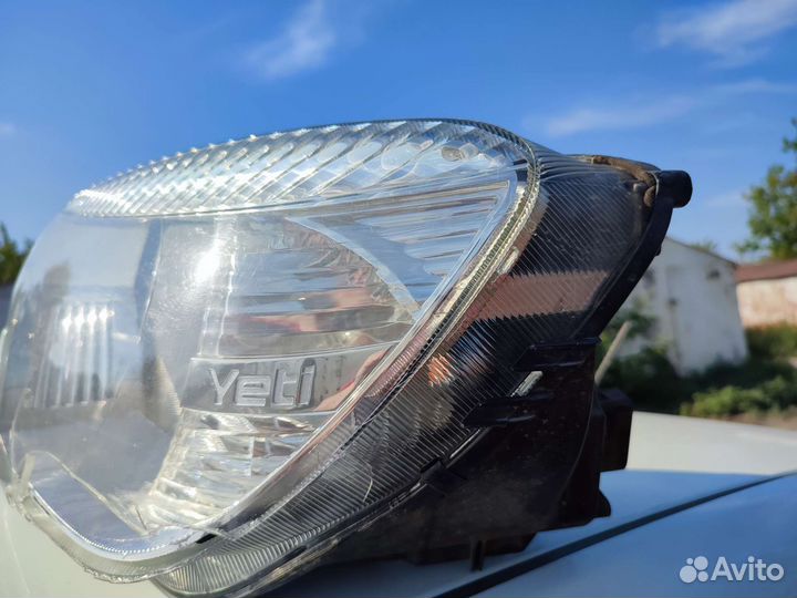 Разбитая фара левая Skoda Yeti