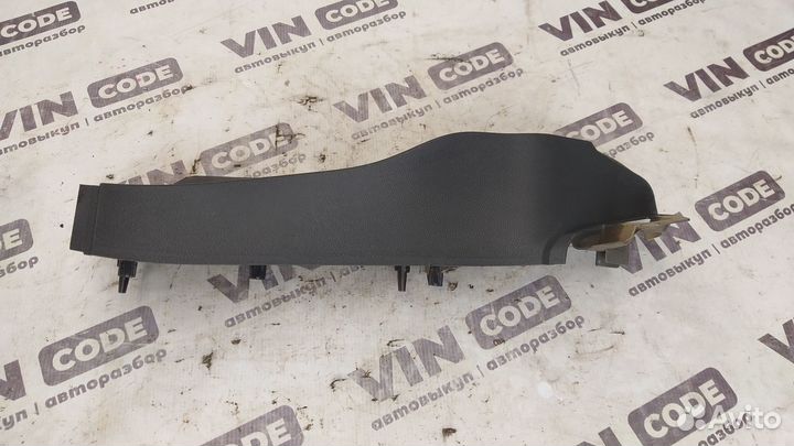 Обшивка задней стойки правая Ford Kuga 1