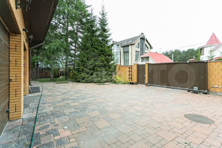 Дом 400 м² на участке 12 сот.