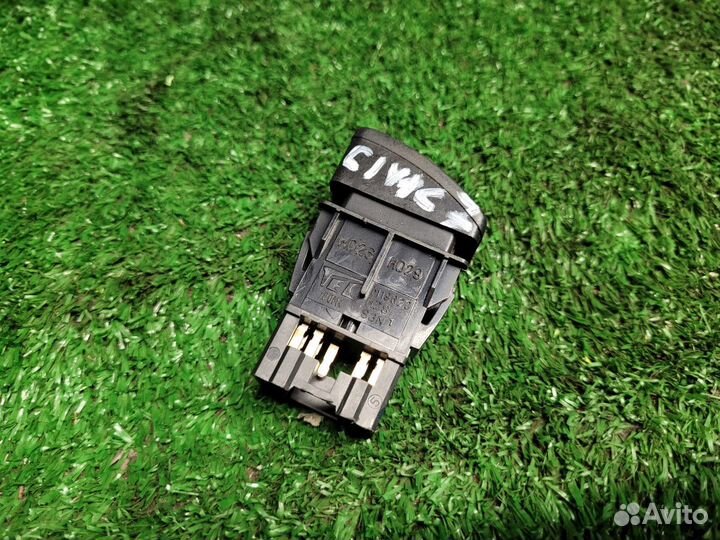 Кнопка аварийной сигнализации на Honda Civik 7