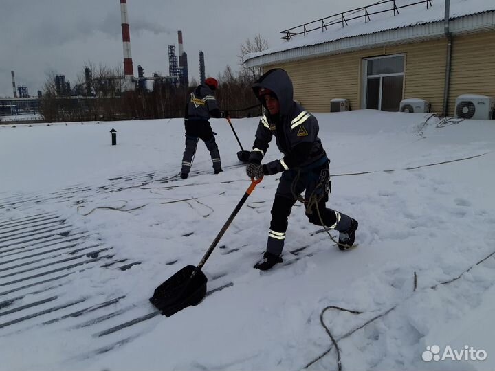 Чистка крыш от снега. Кровли от наледи. Альпинисты