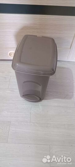 Мусорное ведро с педалью