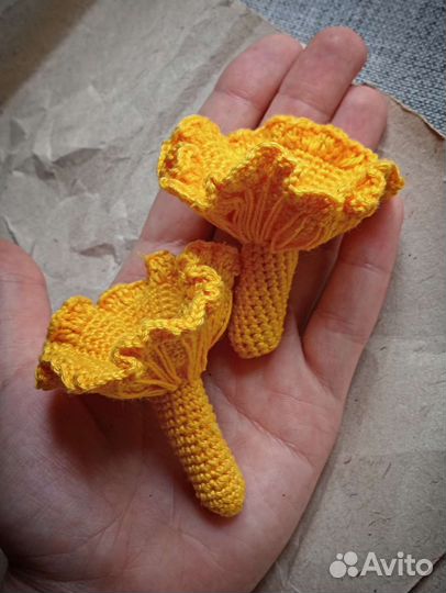 Гриб лисичка игрушка вязанная елочная