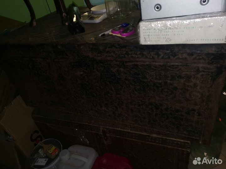 Старинный Сундук с кованным орнаментом