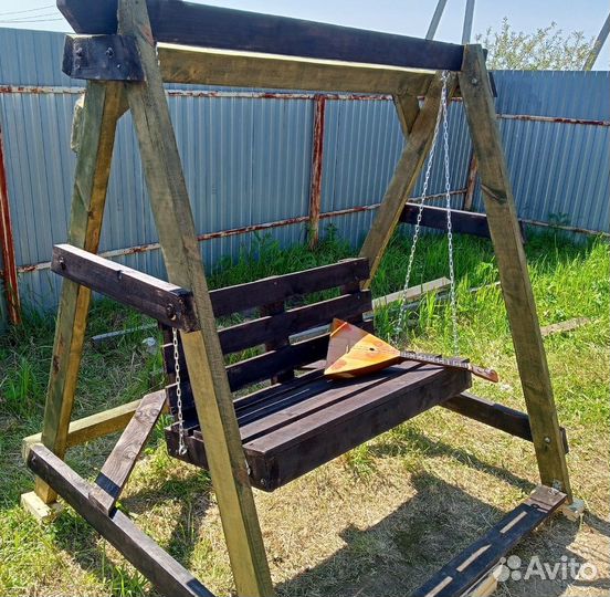 Садовая качеля из дерева