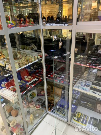 Стеклянная витрина с подсветкой