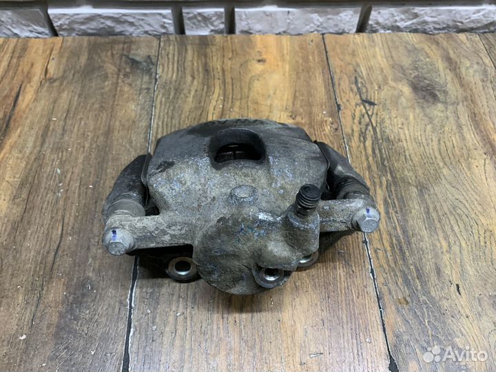 Skoda Rapid Суппорт тормозной передний правый