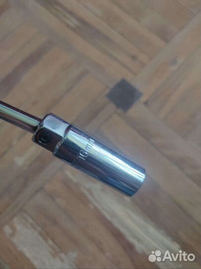 Свечной ключ для двигателя машины