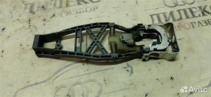 Кронштейн ручки правый VW Touran 2003-2010
