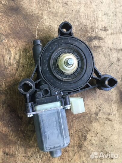 Моторчик стеклоподъемника переднего левого tiguan