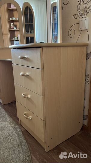 Туалетный столик с зеркалом