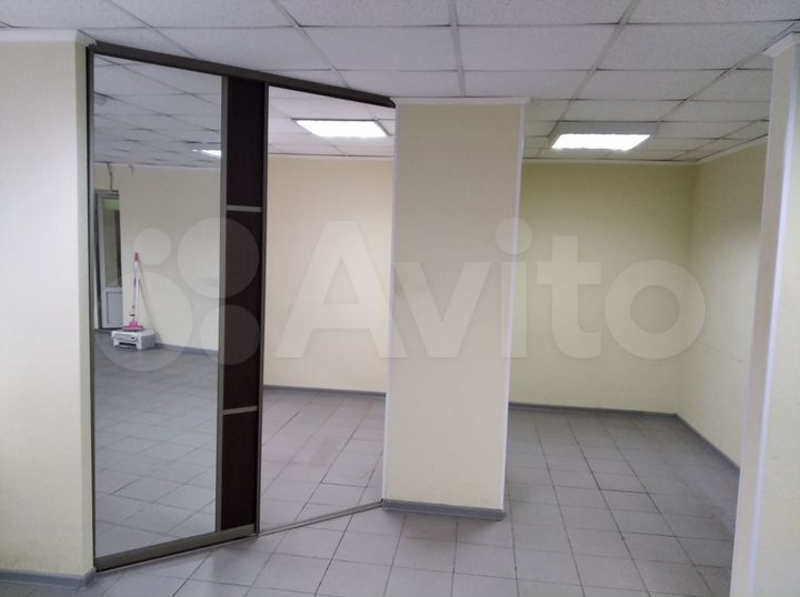 48.5 м² на 1 этаже рядом с входом. Рабочее место