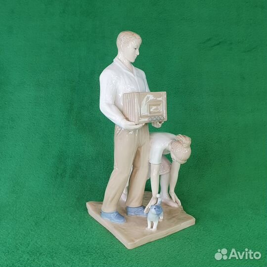 Фарфоровая статуэтка Новоселье