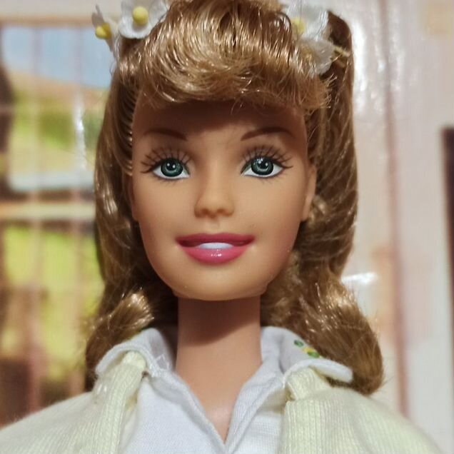 Кукла Barbie в желтом кардигане
