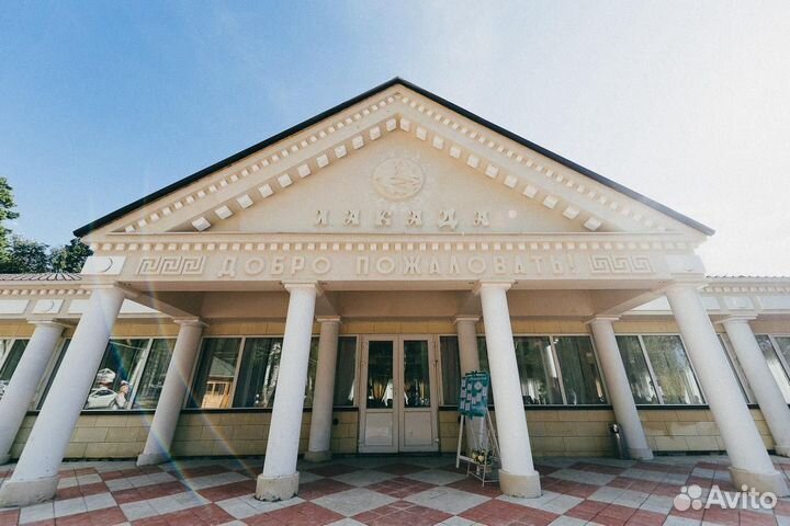 Официант с проживанием и без