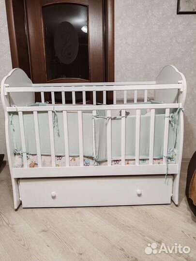Детская кроватка с маятником и ящиком